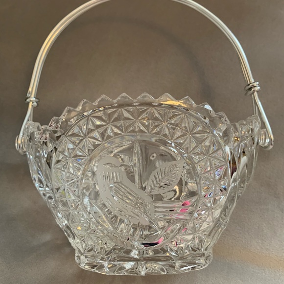 Hofbauer the Byrdes Collection crystal basket
Approx. 7” H, 6” W, 4” D - Picture 2 of 3